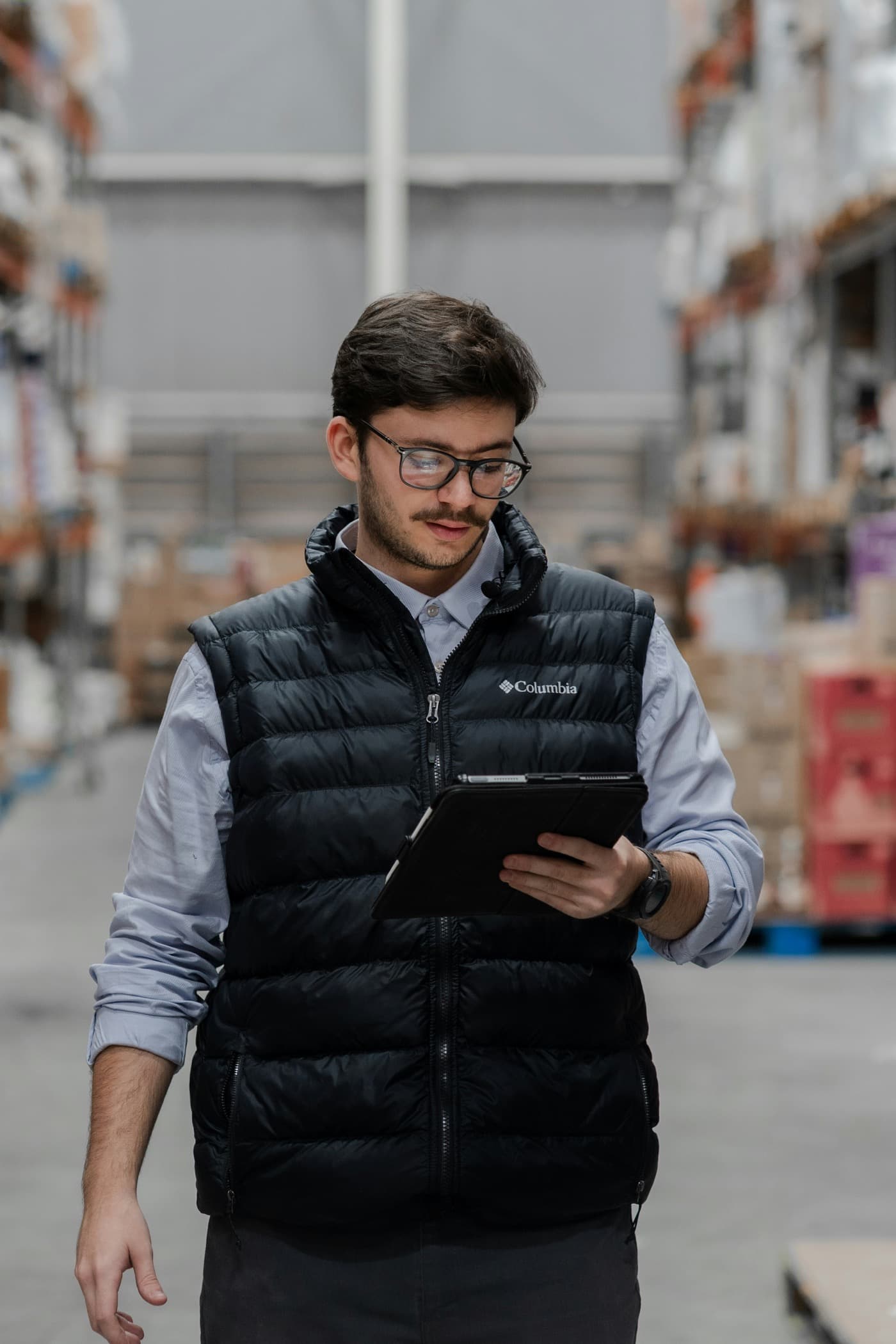 Trabajador de una distribuidora consultando información desde una tablet