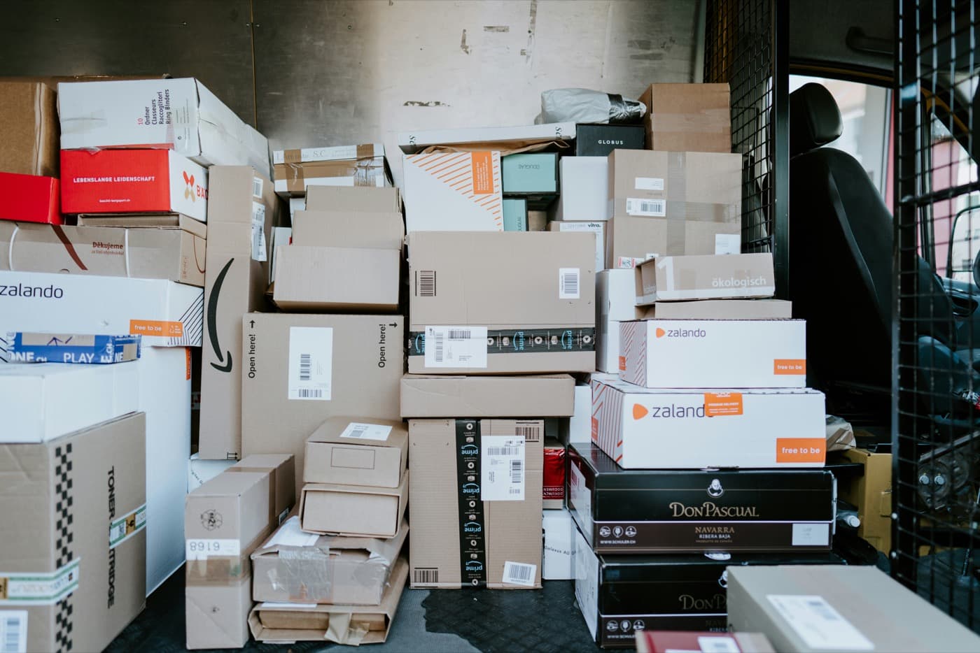 Gran cantidad de cajas y pedidos sin centralizar dentro de una operación logística